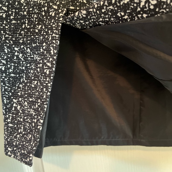 Beautiful Black & White Pencil Skirt w/ pocket in front and slit in back. - Picture 5 of 6